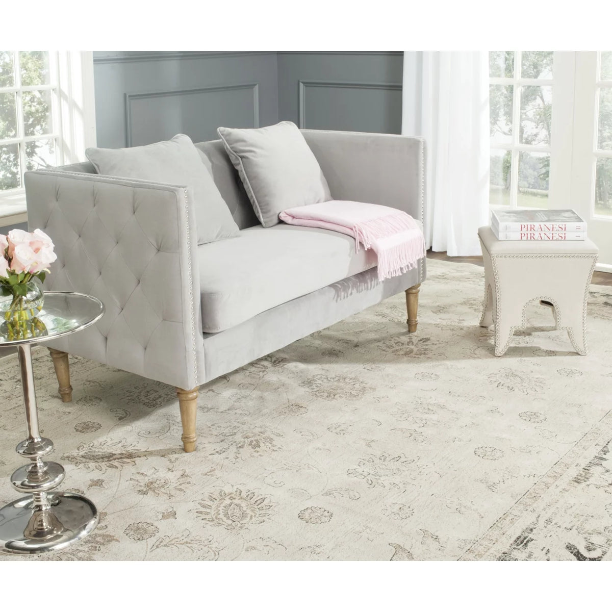 Grey Tufted Settee With Pillows U898878